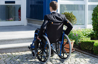 Behindertengleichstellungsgesetz: Mann im Rollstuhl