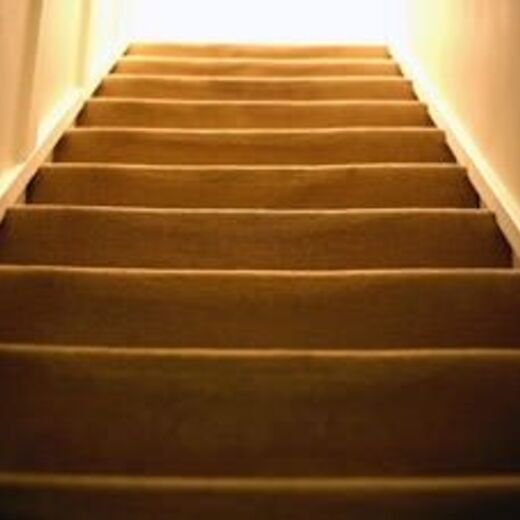 Eine lange Treppe mit Licht am Ende