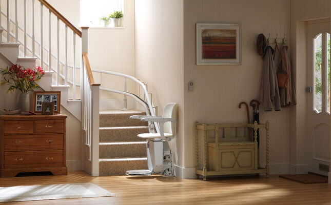 Treppenlift Kosten: eingebauter Treppenlift im Zuhause
