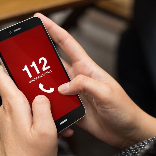 Lebensrettende Sofortmaßnahmen: 112 auf einem Smartphone-Display