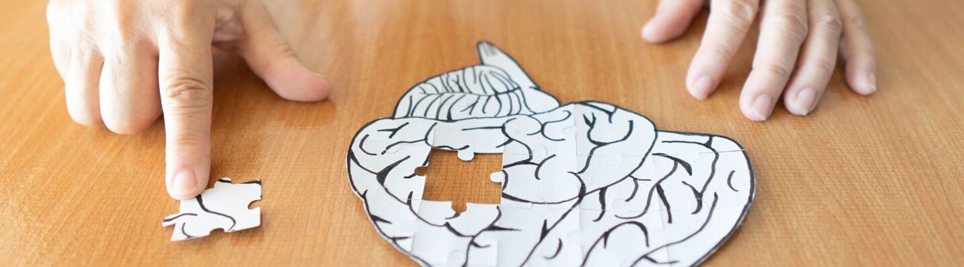 Frau löst ein Puzzle in Form eines Gehirns