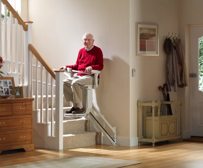 Ein Treppenlift im Alter ist eine große Hilfe Senior benutzt Treppenlift im Alter